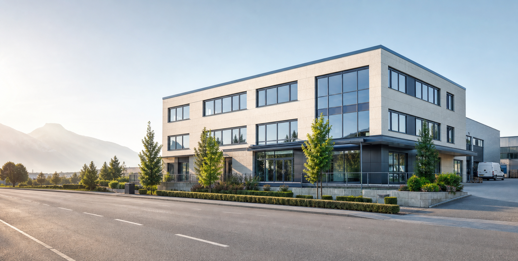 Modernes Gewerbeobjekt mit Büro- und Hallenbereich in Österreich.